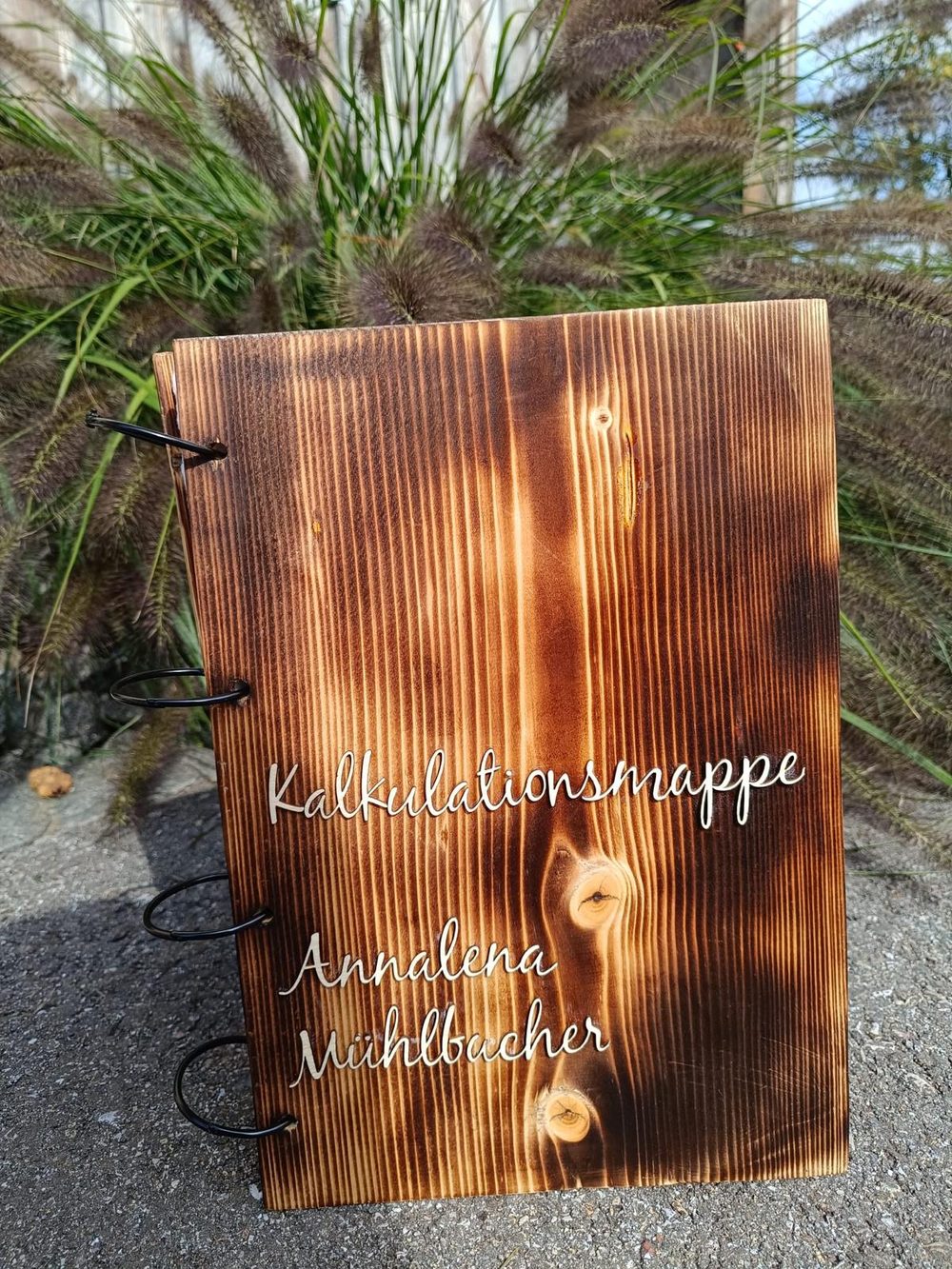 Mappe mit geflammtem Holzdeckel, Ringbindung und gravierter Aufschrift „Kalkulationsmappe“ mit Namen